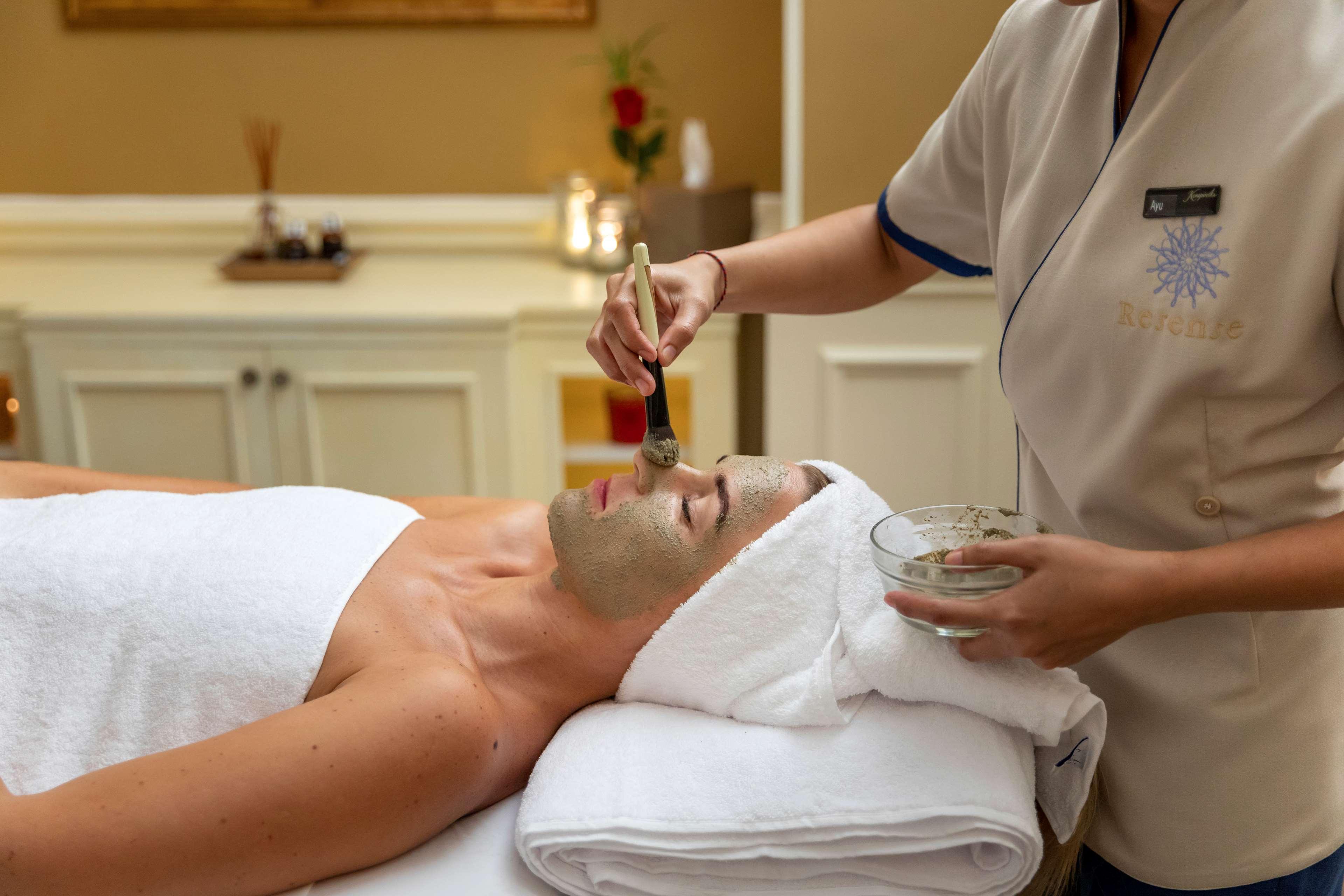 开罗凯宾斯基御美心皇宫酒店 外观 照片 A man receiving a facial treatment