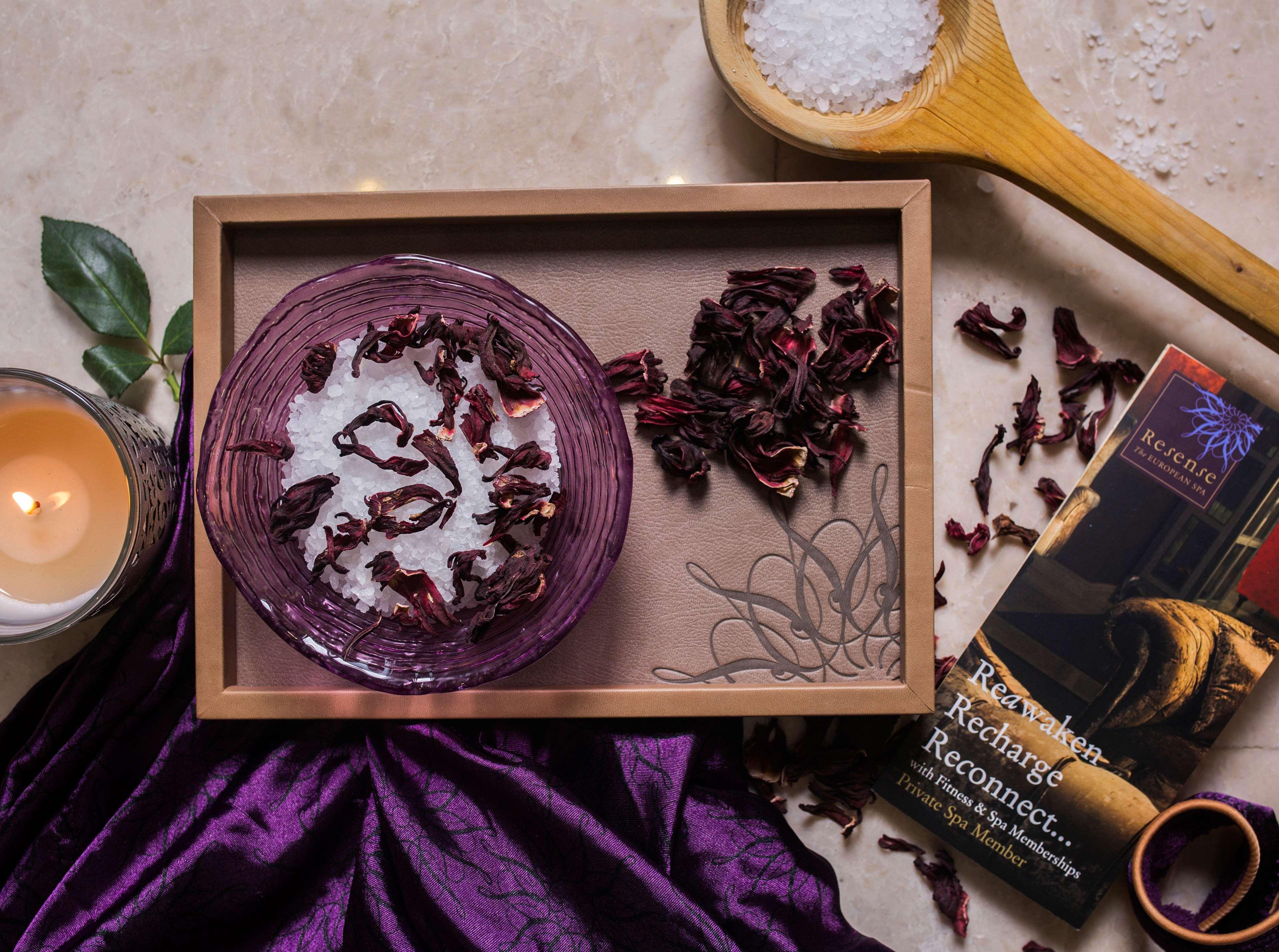 开罗凯宾斯基御美心皇宫酒店 外观 照片 A spa tray with a candle, bath salts, and a book