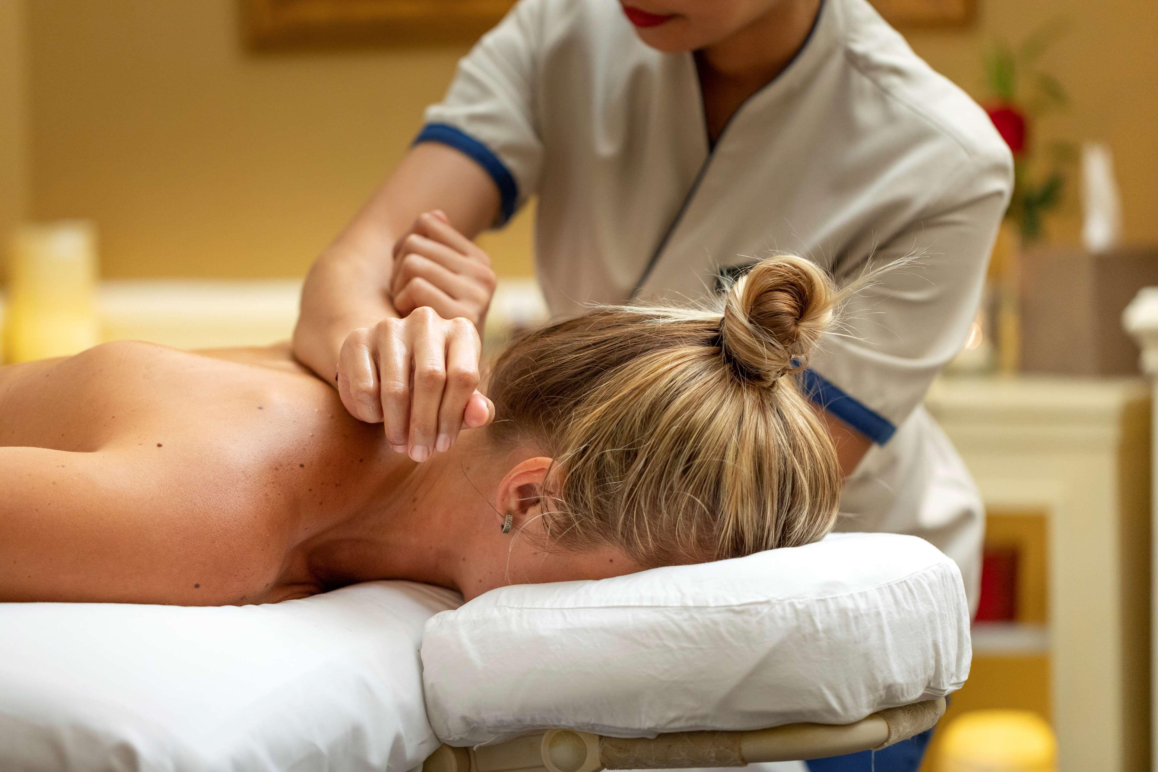 开罗凯宾斯基御美心皇宫酒店 外观 照片 A chiropractor treating a patient