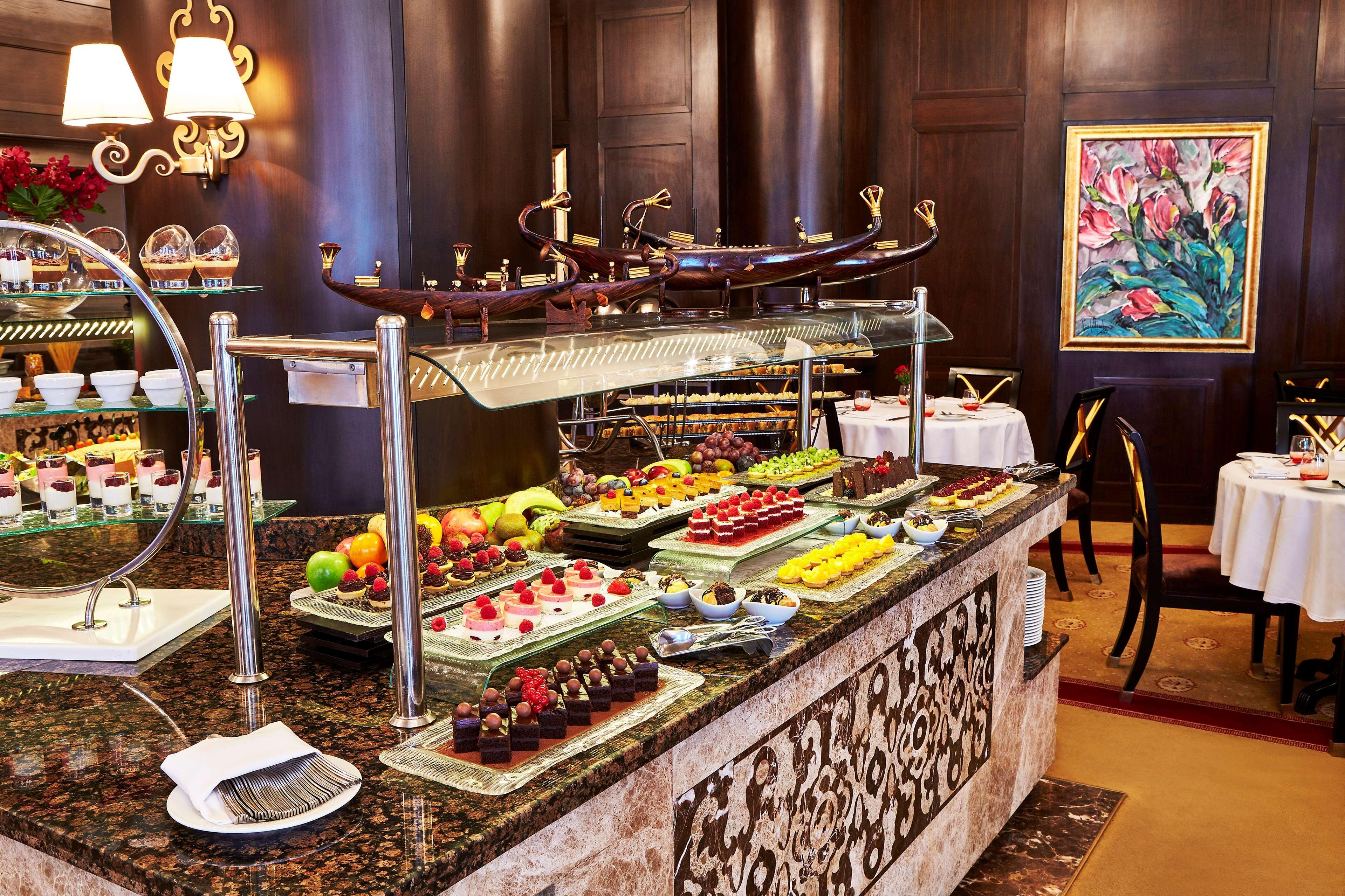 开罗凯宾斯基御美心皇宫酒店 外观 照片 A buffet at a hotel